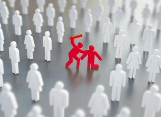 Зошто се кочиш кога гледаш дека некој е во неволја?