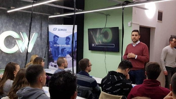 52402735_380239639204861_7911049774608941056_n