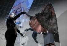 Фустан од смартфони на модната недела во Париз