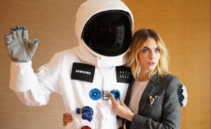 Kara Delavinj i Samsung astronaut