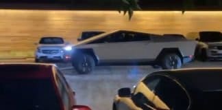 Елон Маск почна да го вози прототипот од Cybertruck