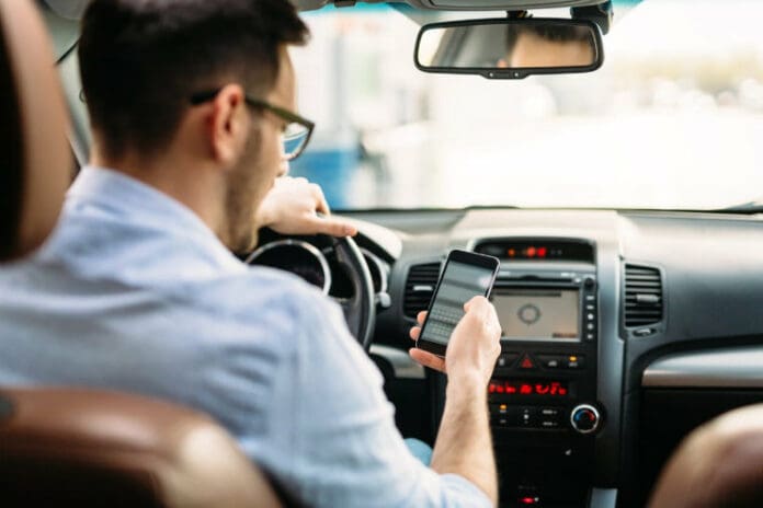 driving-smartphone-1