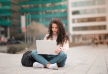 Кризата со Ковид-19 го зголеми интернет сообраќајот во Европа и покажа колку се важни фиксните и безжичните мрежи woman in pink sweater using laptop