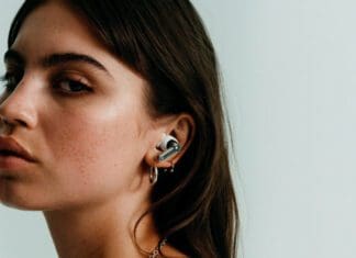 Nothing го претстави својот прв производ, Ear (1) слушалките