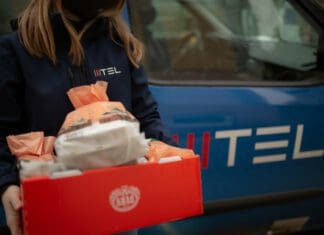 За повесели празници – тимот на Мтел ги израдува децата од Заводот за рехабилитација на деца со оштетен слух со новогодишни пакетчиња