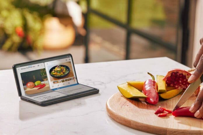 Z Fold3 Feature Visual 3 Low Res iSite EN jpg (1)