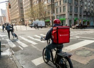 Американската DoorDash обвинета за повисоки цени за достава на храна за корисниците на iPhone