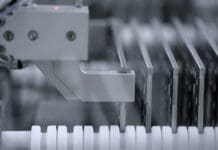 (Видео) Зад кулисите: Поглед на оптички најнапредното стакло Corning Gorilla Armor отпорно на гребење што го користат најновите телефони Samsung Galaxy