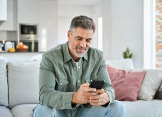 Слушањето на разговорите преку микрофонот на телефоните изгледа не е само недокажана претпоставка