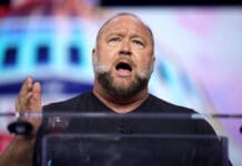 The Onion ја купи, па ја изгуби Infowars на Алекс Џоунс преку аукција за која има сомневања за исправноста