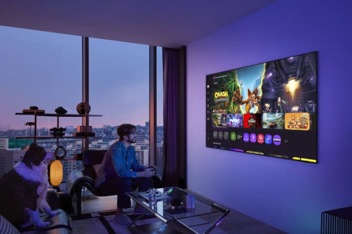 OLED S95F_PERS_WALL_Low