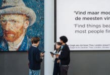 Samsung Galaxy S25+ ја оживува уметноста во музејот на Ван Гог