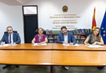 Плазма и Роса им посакуваат на првачињата успешен старт на учебната година со подарок пакетчиња