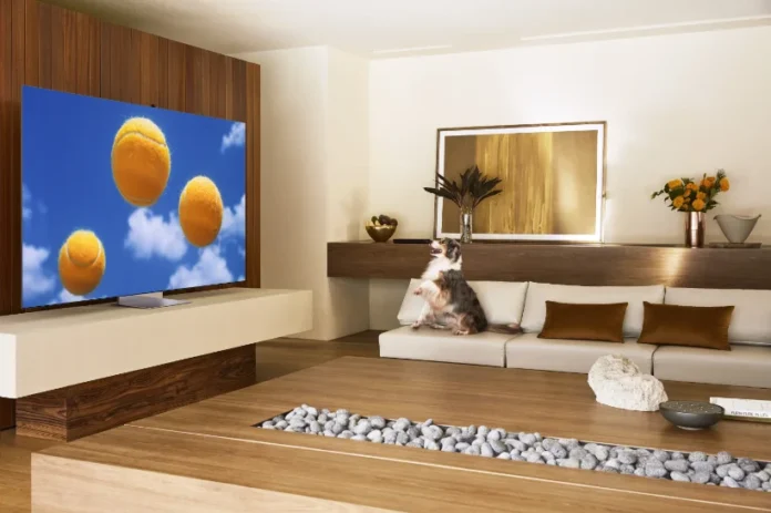QN990F_PERS_STAND_PetCare_28277 R3