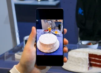 Како новиот Galaxy S26 си игра со вашиот стил и со локациите додека уживате во сончевите зраци на терасата