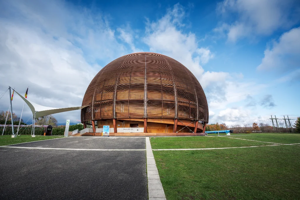 CERN ги префрла своите компјутери и системи на Debian 13