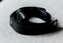 Apple наводно развива уред за следење на здравјето и физичката активност без екран конкуренција на Whoop и сличните