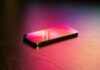 Откриени можните поголеми димензии на екраните кај iPhone 20 Pro серијата black smartphone on the table