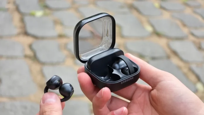 Samsung-Mobile-Galaxy-Buds-On-Gemini-Live-Clip-On-Design_Main1