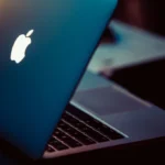 Apple на крајот на октомври планира да го претстави првиот MacBook со екран на допир, пишува Марк Гурман
